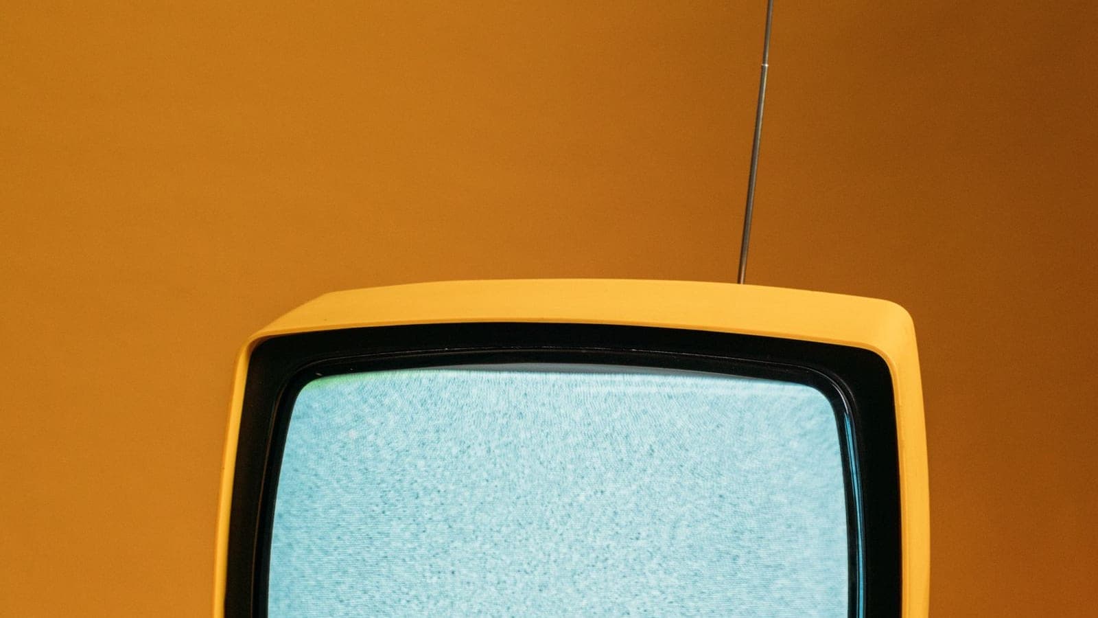 Boîtier de streaming 4K connecté à un téléviseur UHD dans un salon, pour un abonnement IPTV en 4K