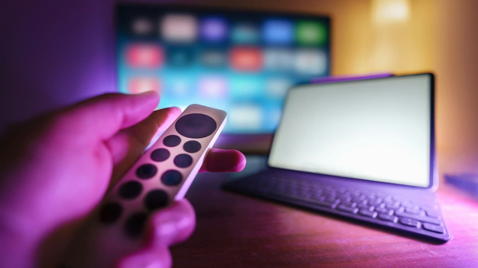 Télécommande Smart TV et écran affichant un test IPTV gratuit en France