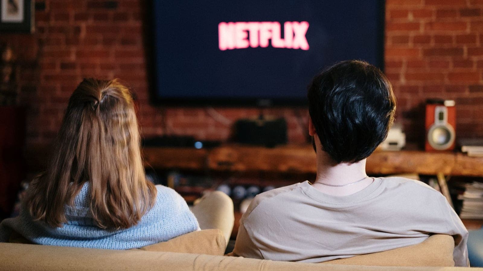 Famille installant un abonnement IPTV sur Smart TV avec smartphone et télécommande