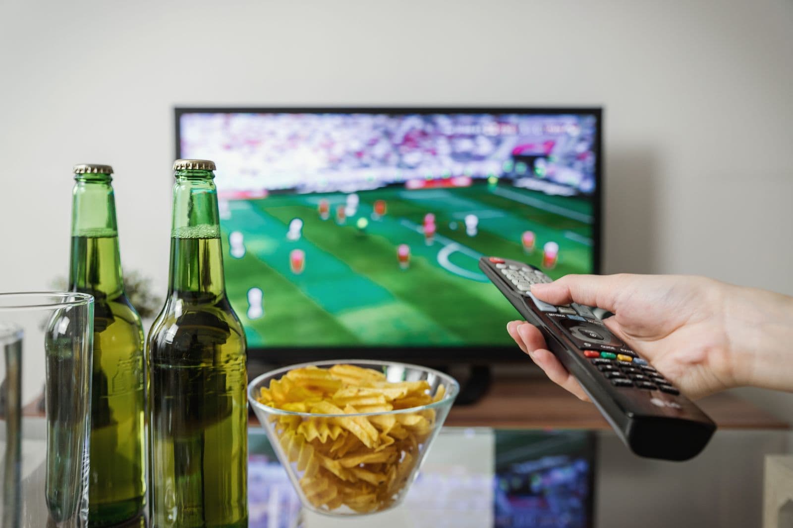 Salon avec téléviseur affichant un match — regarder l'IPTV sur une LG Smart TV webOS
