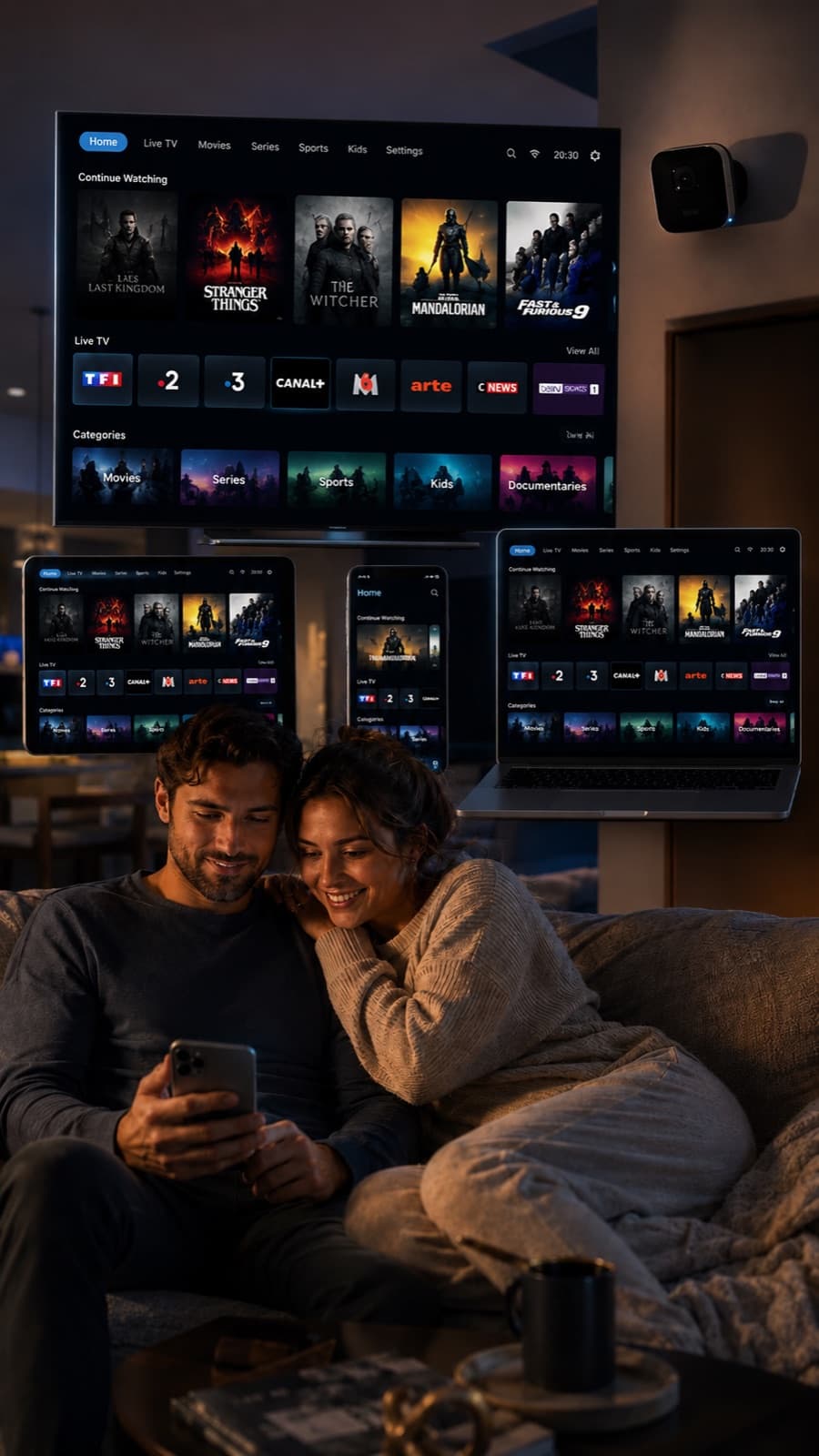 Couple français découvrant son abonnement IPTV — chaînes TF1, M6, Canal+ et bouquets internationaux sur Smart TV, tablette et smartphone