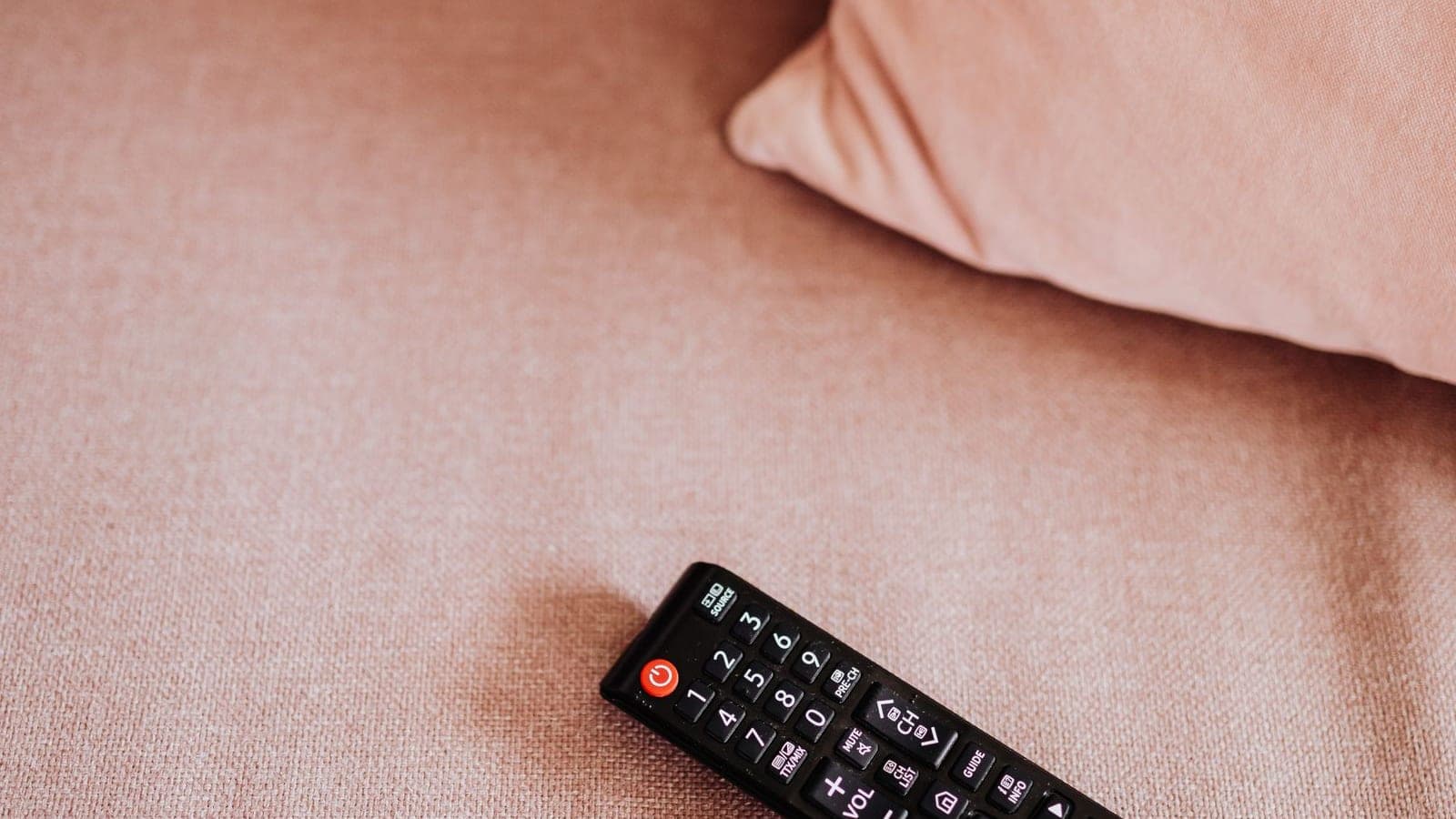 Télécommande TV sur canapé — choisir un abonnement IPTV pas cher en France 2026