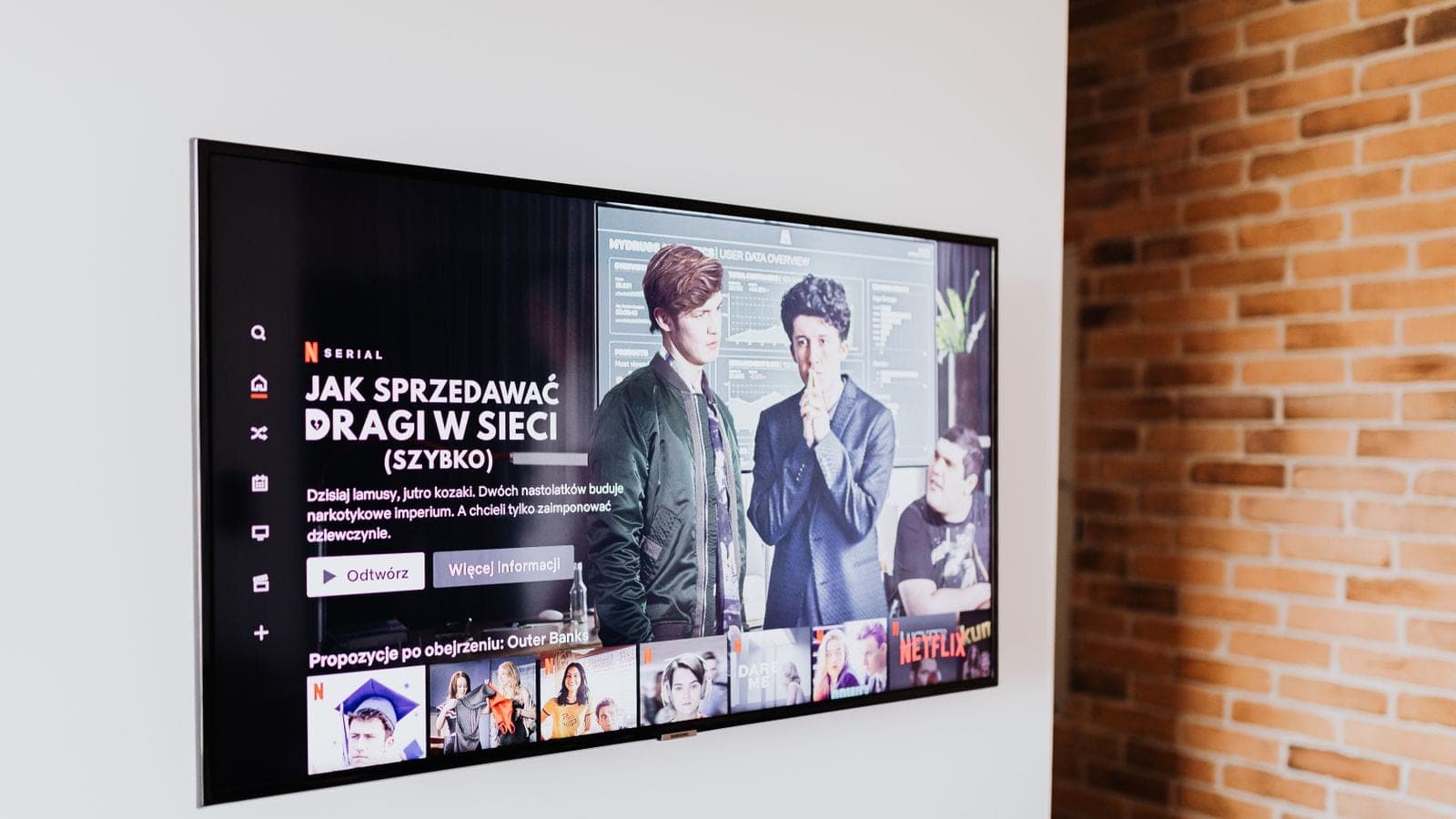 Télévision moderne et télécommande pour service IPTV France