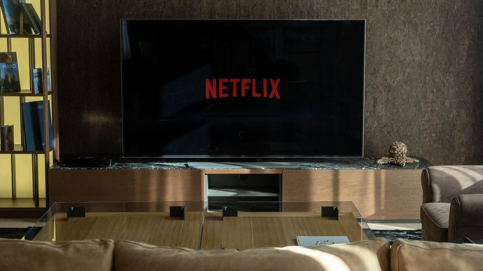 Téléviseur 4K UHD HDR diffusant un abonnement IPTV France dans un salon moderne