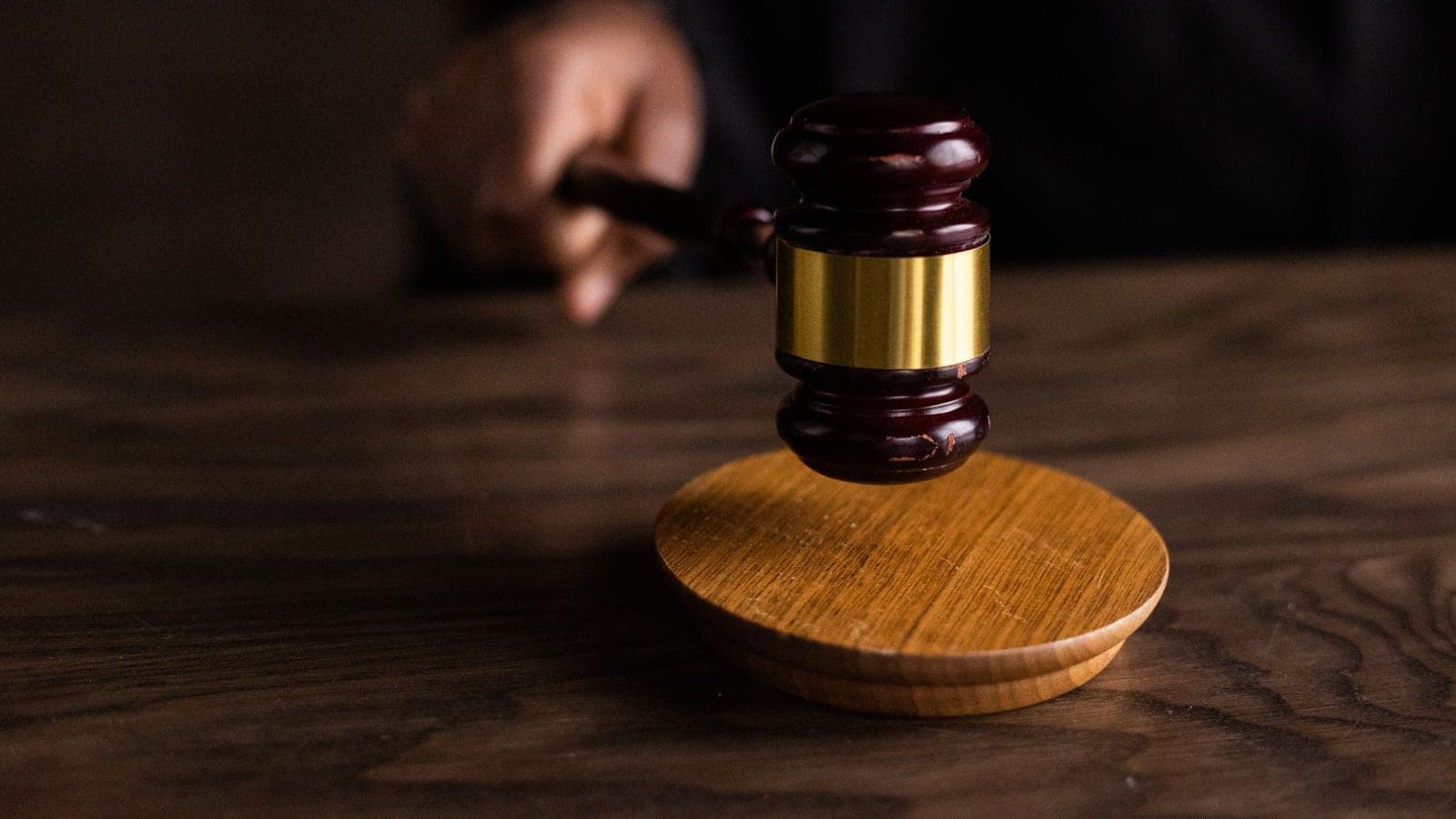 Marteau de juge sur un bureau symbolisant le cadre juridique de l'IPTV en France