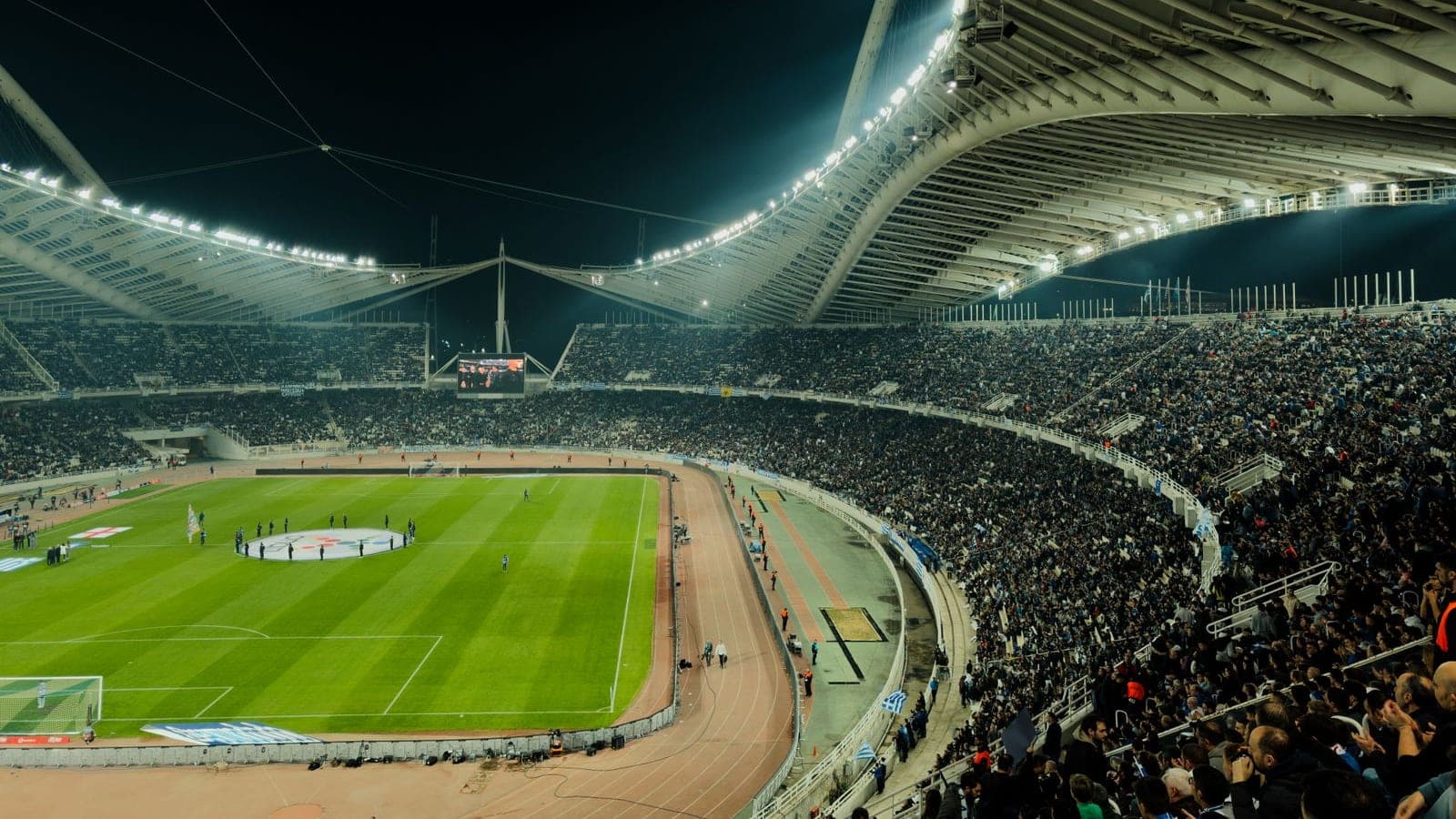 Stade illuminé un soir de Ligue des Champions diffusé en IPTV 4K HDR