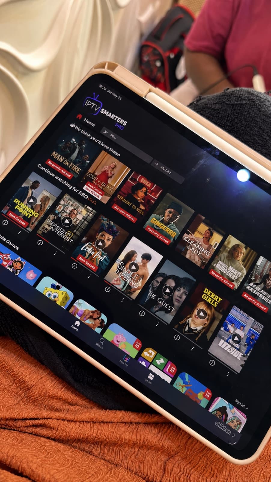 Tablette affichant l'interface IPTV France — chaînes françaises et catalogue films sur abonnement IPTV officiel
